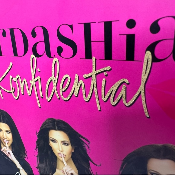 Kardashian konfidential book kardashians Kim khloe Kourtney pink kisses glitter - Picture 7 of 7